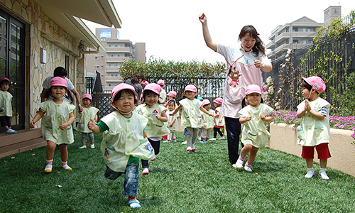 屋上にいくと、きれいな花が咲く庭園がありました。