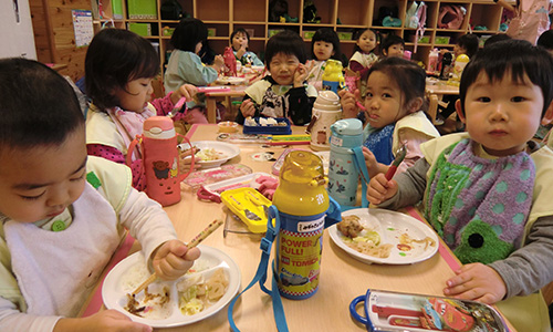 給食は皆大好きです。こぼしてもへっちゃらです。自 分で何でもやってみよう。