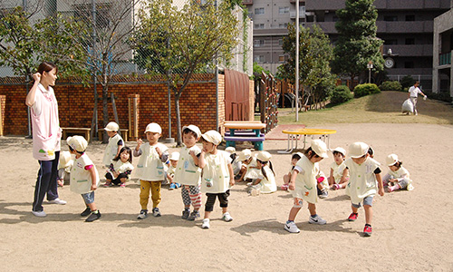 秋には園庭でミニミニ運動会も開催致します。