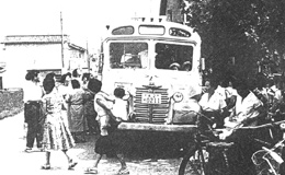 ボンネット型の送迎バス
