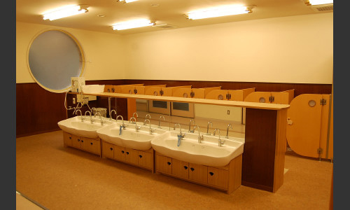 乾式の手洗い場です。手洗いや絵の具の時に使いましょう。