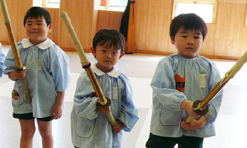 剣道クラブのクラブ活動も講堂で行います