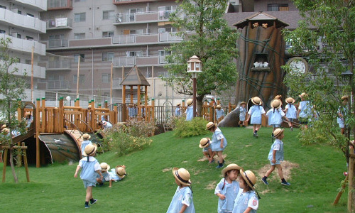 森は春から秋にかけて、たくさんの花や芝で覆われますよ。